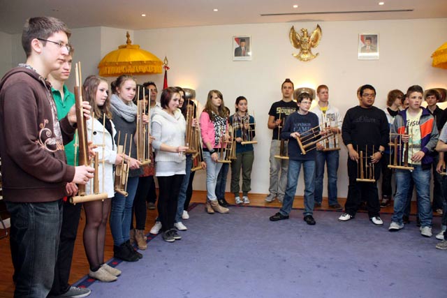 Pertunjukan Angklung di Sekolah Lanjutan Hamburg