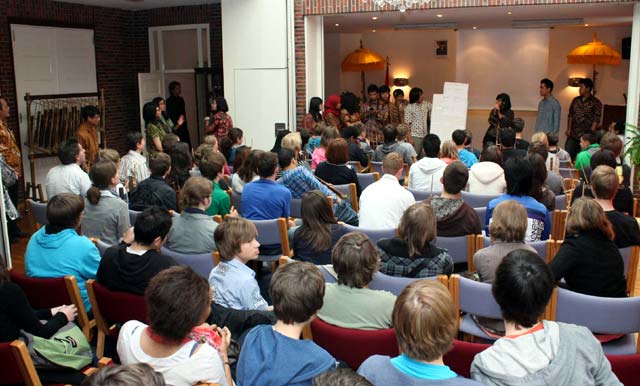 Pertunjukan Angklung di Sekolah Lanjutan Hamburg