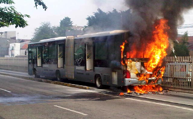 Bus TransJ Gandeng Terbakar