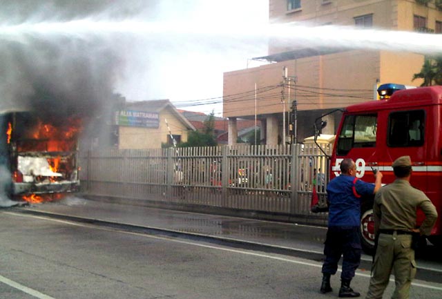 Bus TransJ Gandeng Terbakar