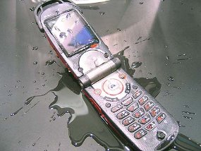 ponsel basah285 6 Langkah Menyelamatkan Ponsel yang Basah Kuyup