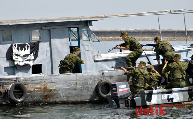 Simulasi Penumpasan Bajak Laut