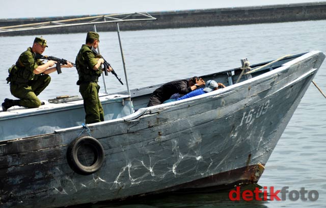 Simulasi Penumpasan Bajak Laut