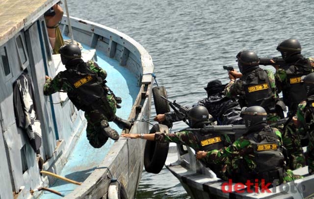 Simulasi Penumpasan Bajak Laut