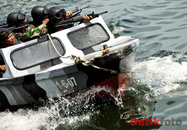 Simulasi Penumpasan Bajak Laut