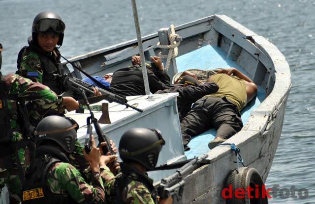 Simulasi Penumpasan Bajak Laut