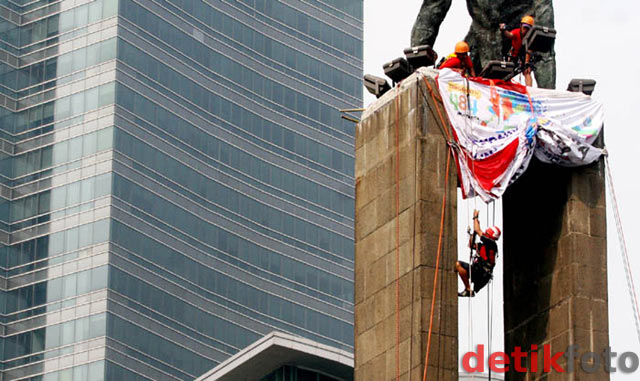Pemanjat Difabel Taklukkan Tugu Bundaran HI