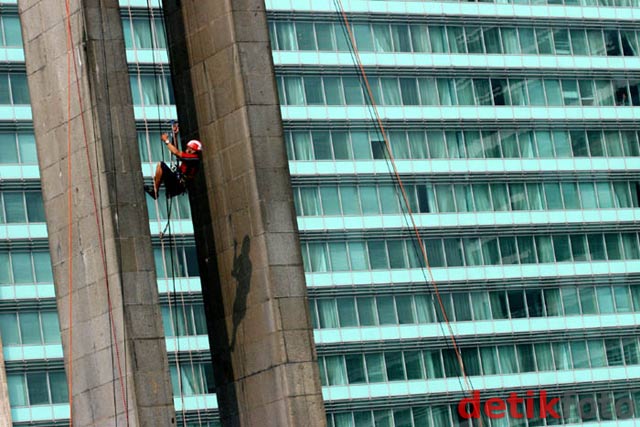 Pemanjat Difabel Taklukkan Tugu Bundaran HI