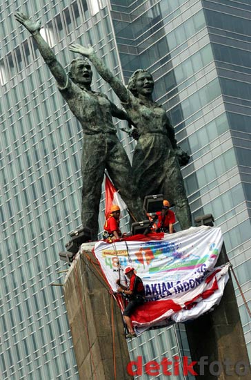 Pemanjat Difabel Taklukkan Tugu Bundaran HI