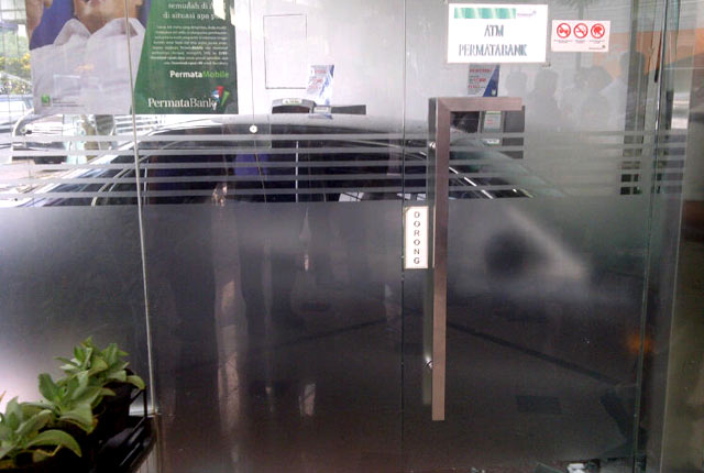 Mobil Sedan Tabrak ATM Permata