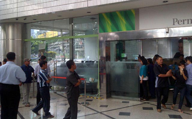 Mobil Sedan Tabrak ATM Permata