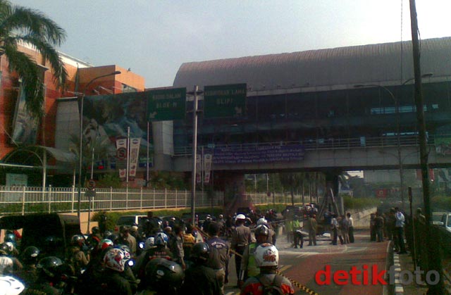 Truk Tronton Tabrak Portal Jalan