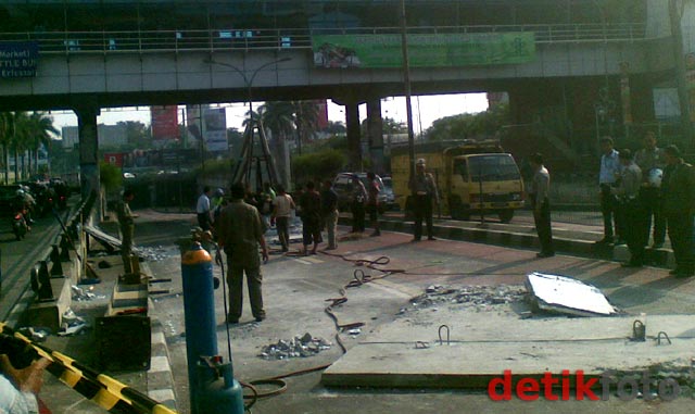 Truk Tronton Tabrak Portal Jalan