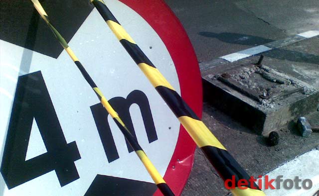 Truk Tronton Tabrak Portal Jalan