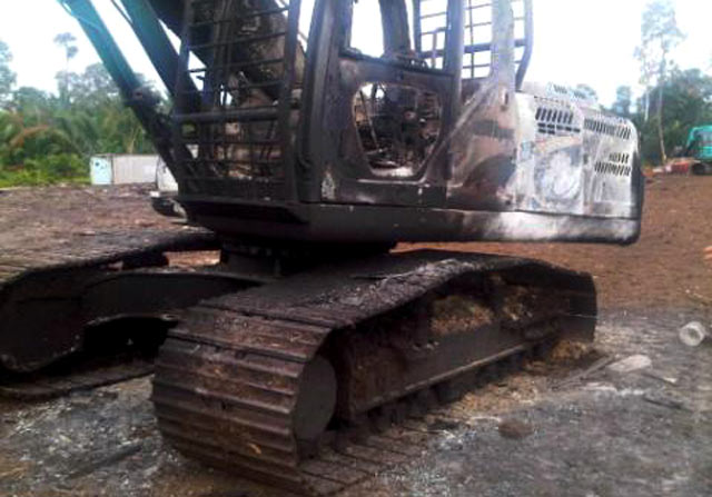 Alat Berat Kontraktor RAPP Dibakar Massa