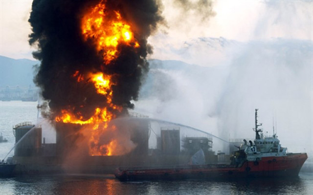 Tangki Minyak Terbakar