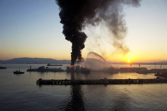 Tangki Minyak Terbakar