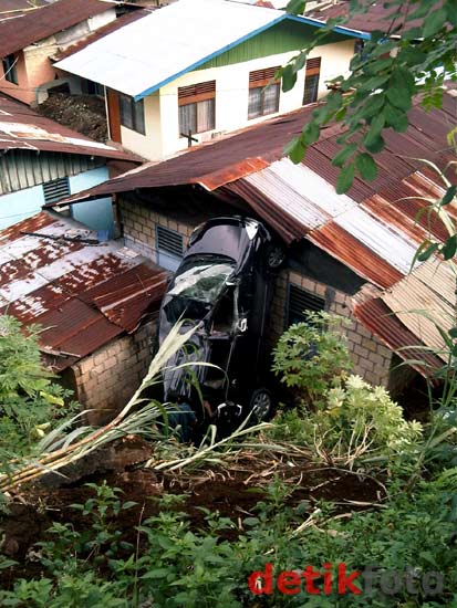 Mobil Sekda Papua Terjun ke Rumah Warga