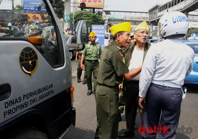 Dishub Gagal Tutup Akses Plaza Semanggi