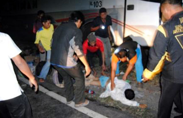 Bus Sinar Jaya Seruduk Bus Budiman