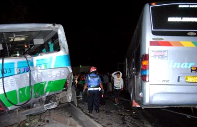 Bus Sinar Jaya Seruduk Bus Budiman