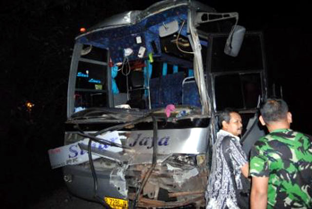 Bus Sinar Jaya Seruduk Bus Budiman