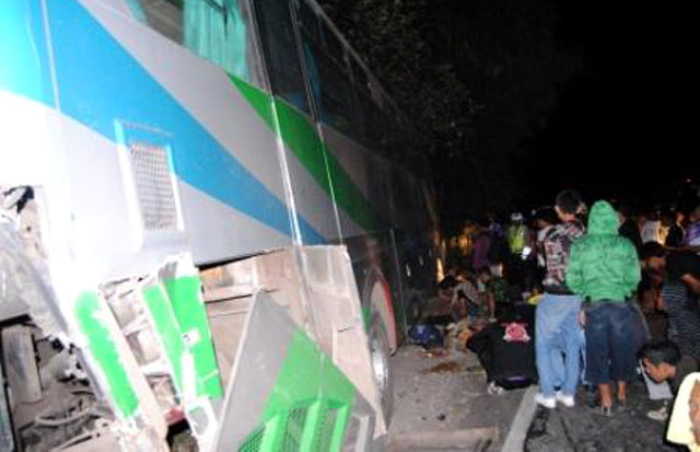 Bus Sinar Jaya Seruduk Bus Budiman