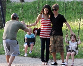 jusdalem Justin Bieber Ajak Selena Gomez Bertemu Keluarga