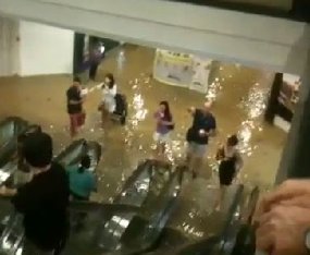  Tak Cuma Jalanan Singapura, Banjir Juga Genangi Tanglin Mall