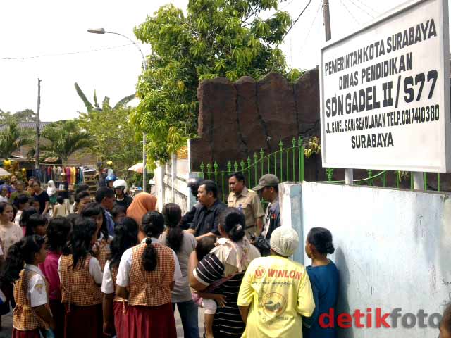 Puluhan Wali Murid SDN Gadel Histeris