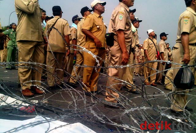 Perangkat Desa Tarik Kawat Berduri di Depan DPR