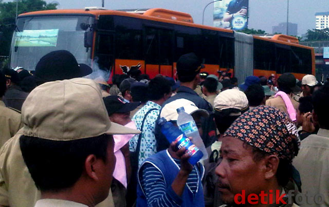 Perangkat Desa Tarik Kawat Berduri di Depan DPR