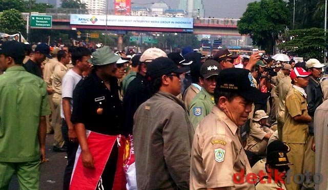 Perangkat Desa Tarik Kawat Berduri di Depan DPR