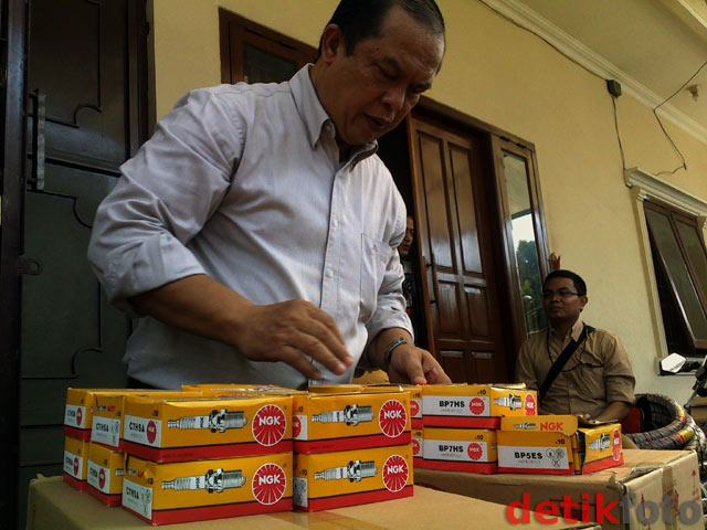 pengerebekan onderdil palsu1 pengerebekan onderdil palsu1