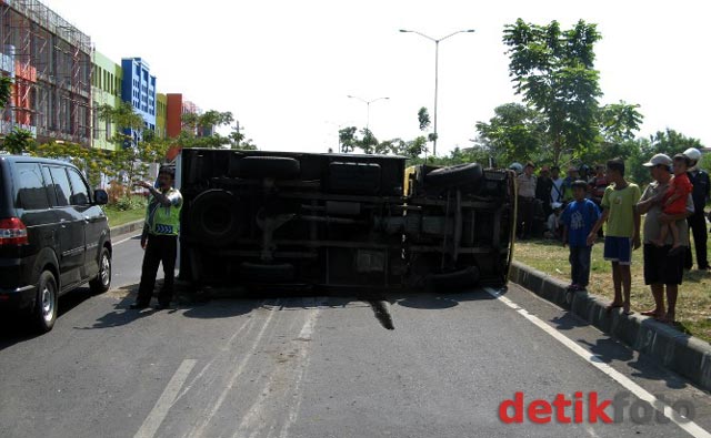 Truk Pengangkut Makanan Terguling