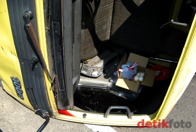 Truk Pengangkut Makanan Terguling