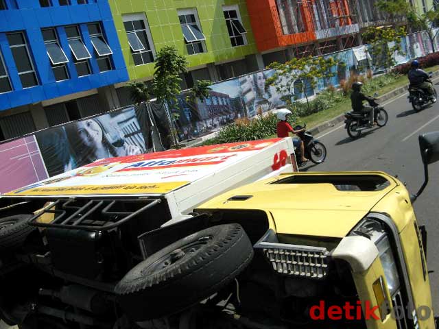 Truk Pengangkut Makanan Terguling