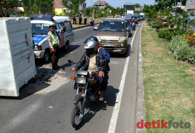 Truk Pengangkut Makanan Terguling