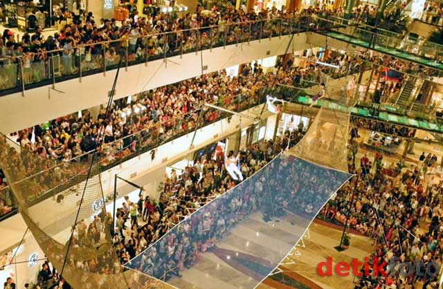 Aksi Menantang Pemain Sirkus di Mall