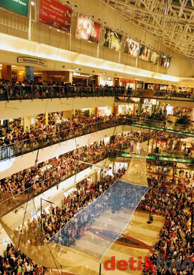 Aksi Menantang Pemain Sirkus di Mall