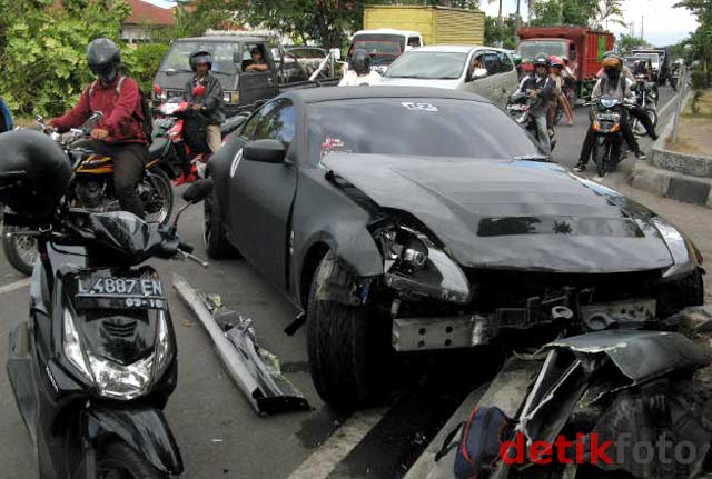 Nissan Fairlady Seruduk Trotoar