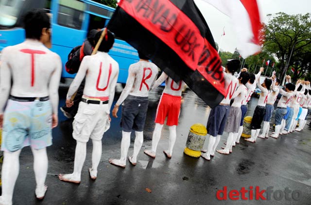 Mahasiswa UBK Demo Istana
