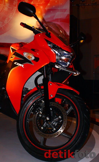 Honda CBR150R Meluncur