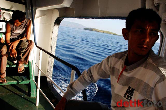 Menyeberangi Selat Alas Sumbawa-Lombok