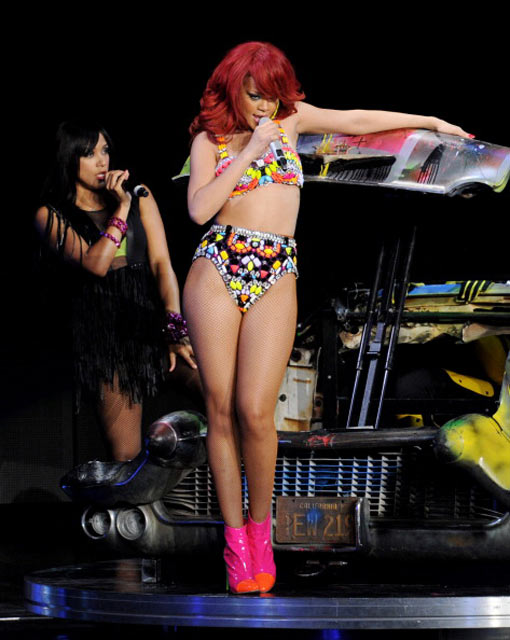 Rihanna Berbikini di Panggung