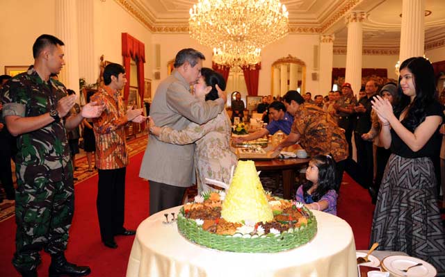 Ibu Ani Yudhoyono Ultah ke-59
