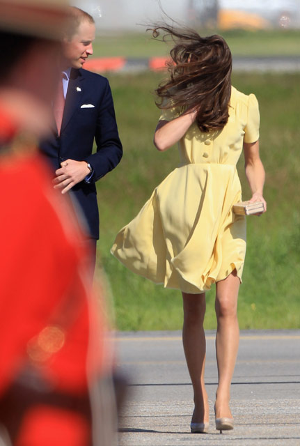 Seksi Foto Kate Middleton Dengan Rok yang Tertiup Angin