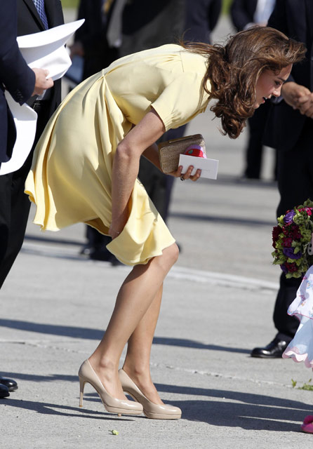 Seksi Foto Kate Middleton Dengan Rok yang Tertiup Angin