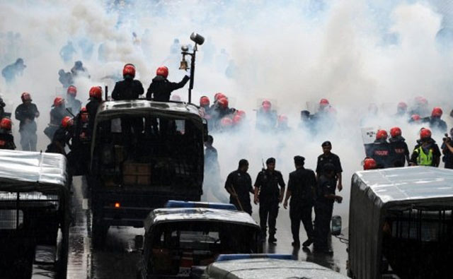 Demonstran Malaysia Ditembaki Gas Air Mata
