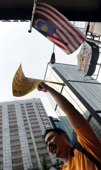 Demonstran Malaysia Ditembaki Gas Air Mata